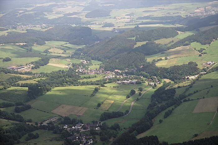 Oben rechts Oberschledorn. Fotoflug Sauerland-Ost, Wissinghausen und Deifeld im Dittelsbachtal; oben links Referinghausen, oben rechts Oberschledorn; BlickrichTung Nordosten (Foto: Teta, wikimedia, CC-BY-SA 3.0)